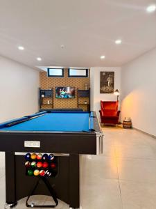 ein Wohnzimmer mit einem Billardtisch darin in der Unterkunft Recanto do Cávado in Barcelinhos + 19 Fotos