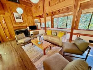 a living room filled with furniture and a fireplace at Views inside Yosemite-Timber Lodge-Sleeps 6 in Yosemite West