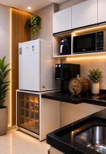 a kitchen with a refrigerator and a sink at Excelente apartamento aconchegante in Taguatinga