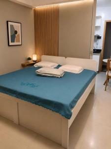 a bedroom with a bed with a blue mattress at Excelente apartamento aconchegante in Taguatinga