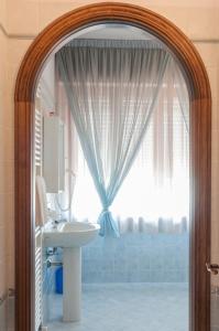 bagno con lavandino e finestra di Al Borgo a Lucca