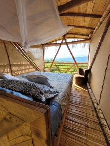 a bed in a room with a window at Cultivarte in Anapoima