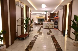 an empty hallway with plants in a store at فندق امان - أحد رفيدة in Ahad Rafidah
