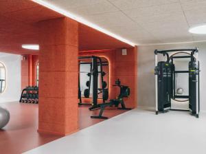 a room with a gym with two columns and tread machines at Hyde Mexico City Reforma in Mexico City