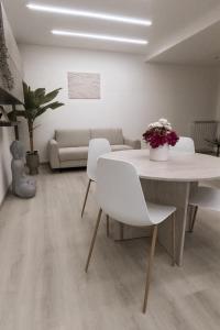 a living room with a white table and white chairs at XIII Tempio in Cisterna di Latina +14 photos
