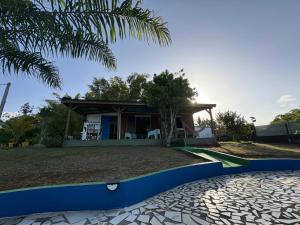 a villa with a pool and a house at Maison créole avec piscine et accès à la rivière in Lamentin