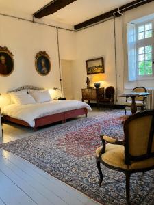 Llit o llits en una habitació de Le Manoir de Sully - Maison d'hôtes et de campagne