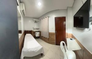 a hospital room with a bed and a tv at Hotel Cabana in Parauapebas