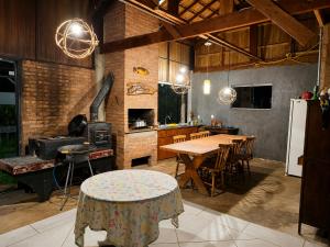 a kitchen and dining room with a table and a stove at Recanto da Cuesta in Botucatu