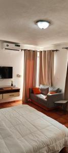 ein Wohnzimmer mit einem Bett und einer Couch in der Unterkunft Hotel Atlantic View in Muanda
