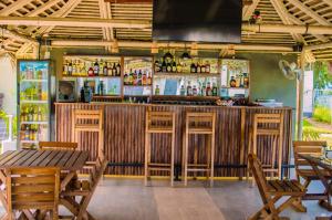 eine Bar in einem Restaurant mit Tischen und Stühlen in der Unterkunft Hotel Atlantic View in Muanda