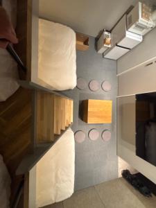 a room with a kitchen with white towels at HOTELanoh in Saga