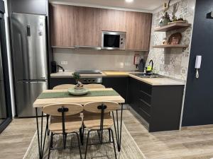 eine Küche mit Tisch, Stühlen und Kühlschrank in der Unterkunft Malecón Do Azeite in Moura