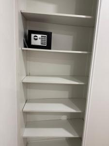 ein leerer Kühlschrank mit einem Toaster darauf in der Unterkunft Malecón Do Azeite in Moura