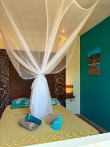a bedroom with a bed with towels on it at Villa Piscine - Maracudja in Les Anses-dʼArlets +40 photos