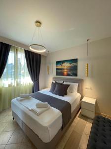 a bedroom with a large bed and a large window at La casa de verano in Skala Sotiros