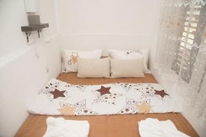 a small room with a bed with stars on it at Rečni Povetarac in Niš