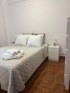 a bedroom with a bed with two towels on it at Casa do Evaristo in Nabais