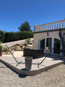 a garden with a bucket and a house at Gîte Apaisant in Llauro