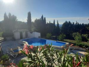 a swimming pool in a yard with trees at Gîte Apaisant in Llauro