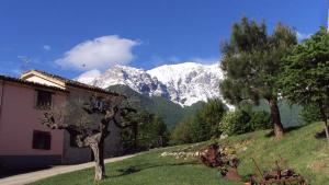 ArsitaにあるLa via del parcoの遠くの雪山 +17枚の写真