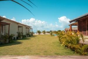 a view of the courtyard of a house with a yard at Falésias Orybá in Corumbau