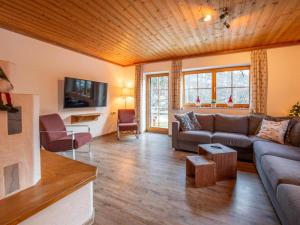 a living room with a couch and a tv at Barney in Rauris