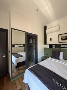 Llit o llits en una habitació de Agios Hotel 99 fotos més