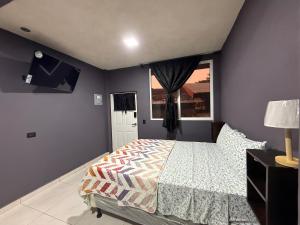 a bedroom with a bed and a window at El Mangal 4 B&B in Suchitoto