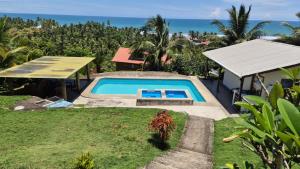 a backyard with a swimming pool and the ocean at Casas vacacionales Sofioli in Pedernales