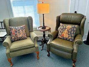 two chairs and a lamp in a room at Bristol Suites in Bristol +29 photos