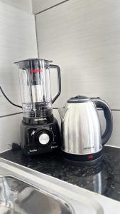 a blender sitting on top of a kitchen counter at Studio Confortável no Centro com Garagem in Araquari