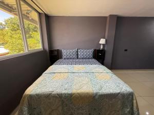 a bedroom with a bed and a window at El Mangal 4 B&B in Suchitoto
