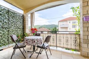 a patio with a table and chairs on a balcony at Apartments Emmas studio in Stari Grad