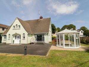 a white house with a screened in yard at 59 Nursery Avenue in Coleraine