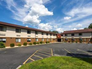 a hotel parking lot in front of a building at Red Roof Inn Binghamton North in Binghamton