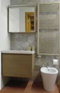 a bathroom with a sink and a mirror at Porta Baciamano in Geraci Siculo