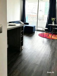 an office with a desk and a table and chairs at Departamento Centro Iquique in Iquique