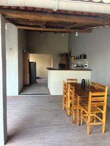 a wooden table and chairs in a kitchen at Recanto Esmeralda in Fortim