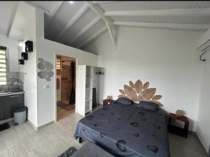 a bedroom with a blue bed in a room at Bungalow Kaz à Céli in Deshaies