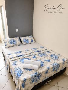 a bed with two towels on top of it at Hotel Pousada Santa Ceia in Aparecida