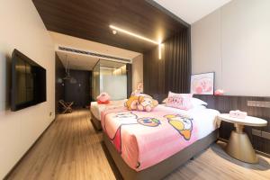 a bedroom with two beds with stuffed animals on them at Xi'an Jing - Scenery Hotel in Xi'an