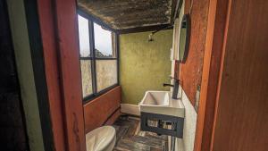 a small bathroom with a sink and a window at Habitacion corralito in San Jose del Pacifico