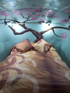 a bed with a tree on top of it at Mostepa in Carpintería