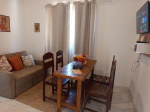 a living room with a table and a couch at Solar das pérolas Búzios 1 in Búzios