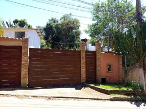 a wooden fence in front of a house at Solar das pérolas Búzios 1 in Búzios