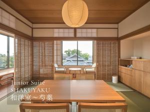 ein Esszimmer mit Tisch und Stühlen in der Unterkunft Ohana in Yanagawa