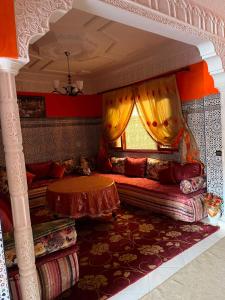 a living room with a couch and a table at Tafoukt 2 in Kasba Aït Youdi