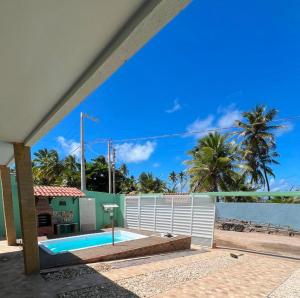 a house with a swimming pool with a view of the water at Encanto à Beira-Mar com piscina no Pontal de Coruripe in Coruripe