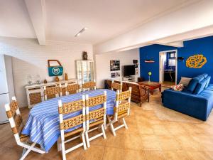 a bedroom with blue walls and a bed and a couch at Pousada Sítio das Cerejeiras in São Roque +16 photos